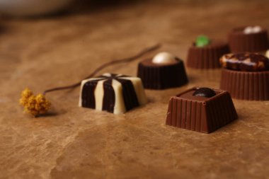 bir sürü değişik çikolatalı pralin