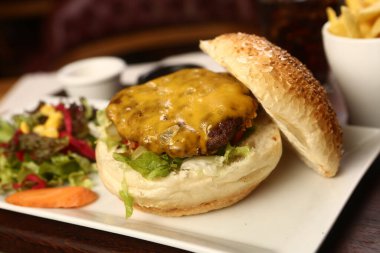 Taze sebzeli ev yapımı hamburger.