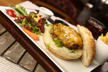 Taze sebzeli ev yapımı hamburger.