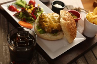 Taze sebzeli ev yapımı hamburger.