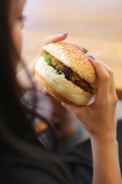Taze sebzeli ev yapımı hamburger.