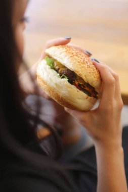 Taze sebzeli ev yapımı hamburger.