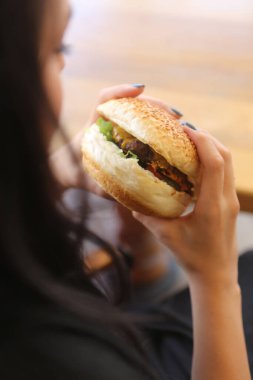 Taze sebzeli ev yapımı hamburger.