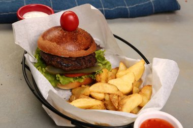 Taze sebzeli ev yapımı hamburger.