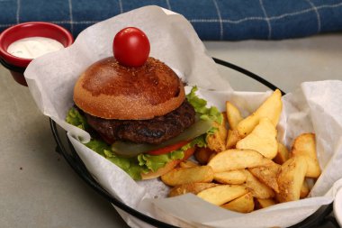 Taze sebzeli ev yapımı hamburger.
