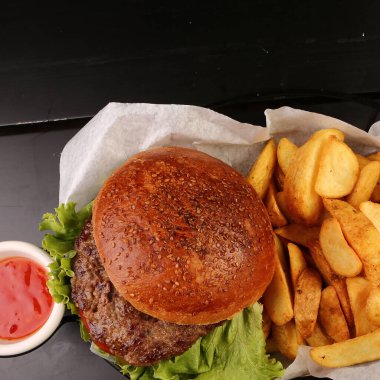 Taze sebzeli ev yapımı hamburger.