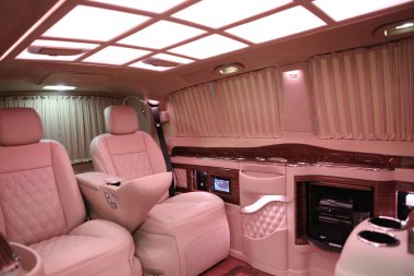 Lüks modern pembe araba iç mimarisi.