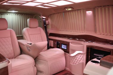 Lüks modern pembe araba iç mimarisi.