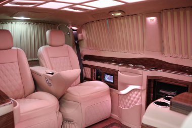 Lüks modern pembe araba iç mimarisi.