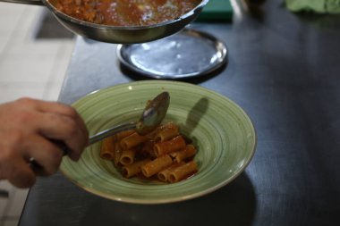 soba yangın pişirme makarna ile pota