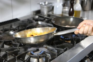 soba yangın pişirme makarna ile pota