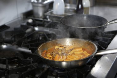 soba yangın pişirme makarna ile pota