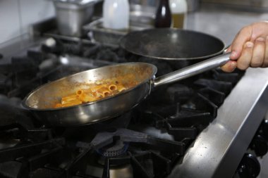 soba yangın pişirme makarna ile pota
