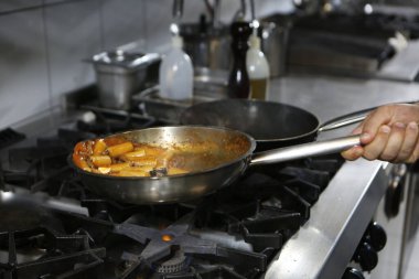 soba yangın pişirme makarna ile pota