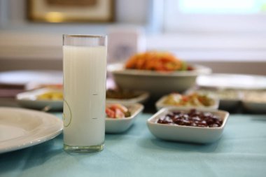 Geleneksel Türk ve Yunan yemek meze masası