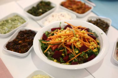 Geleneksel Türk ve Yunan yemek meze masası