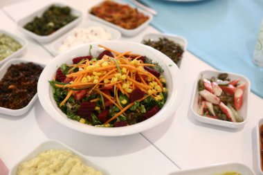 Geleneksel Türk ve Yunan yemek meze masası