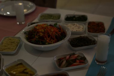 Geleneksel Türk ve Yunan yemek meze masası