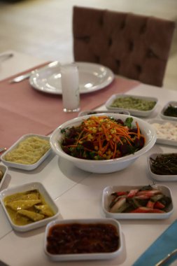 Geleneksel Türk ve Yunan yemek meze masası