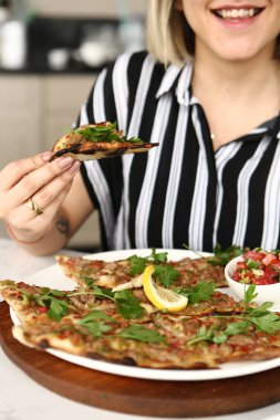 Geleneksel Türkçe fırında pide. Türk pizzası, Orta Doğu aperatifleri. Türk mutfağı. Et ile doldurulmuş çam
