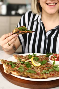 Geleneksel Türkçe fırında pide. Türk pizzası, Orta Doğu aperatifleri. Türk mutfağı. Et ile doldurulmuş çam