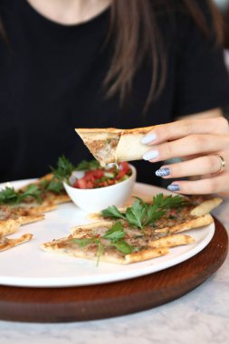 Geleneksel Türkçe fırında pide. Türk pizzası, Orta Doğu aperatifleri. Türk mutfağı. Et ile doldurulmuş çam