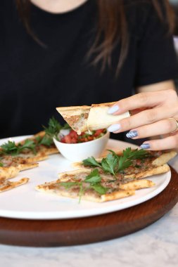 Geleneksel Türkçe fırında pide. Türk pizzası, Orta Doğu aperatifleri. Türk mutfağı. Et ile doldurulmuş çam