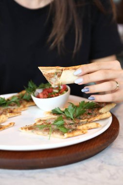 Geleneksel Türkçe fırında pide. Türk pizzası, Orta Doğu aperatifleri. Türk mutfağı. Et ile doldurulmuş çam