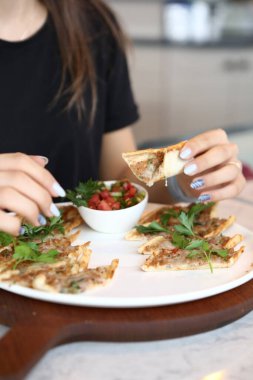 Geleneksel Türkçe fırında pide. Türk pizzası, Orta Doğu aperatifleri. Türk mutfağı. Et ile doldurulmuş çam