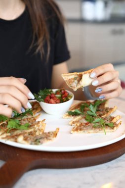 Geleneksel Türkçe fırında pide. Türk pizzası, Orta Doğu aperatifleri. Türk mutfağı. Et ile doldurulmuş çam