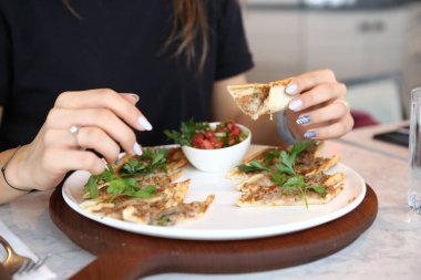 Geleneksel Türkçe fırında pide. Türk pizzası, Orta Doğu aperatifleri. Türk mutfağı. Et ile doldurulmuş çam