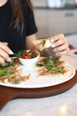 Geleneksel Türkçe fırında pide. Türk pizzası, Orta Doğu aperatifleri. Türk mutfağı. Et ile doldurulmuş çam