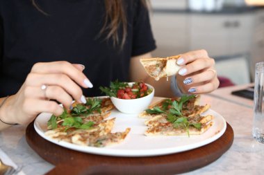 Geleneksel Türkçe fırında pide. Türk pizzası, Orta Doğu aperatifleri. Türk mutfağı. Et ile doldurulmuş çam