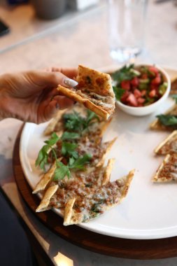 Geleneksel Türkçe fırında pide. Türk pizzası, Orta Doğu aperatifleri. Türk mutfağı. Et ile doldurulmuş çam