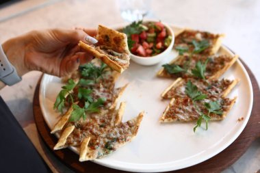 Geleneksel Türkçe fırında pide. Türk pizzası, Orta Doğu aperatifleri. Türk mutfağı. Et ile doldurulmuş çam