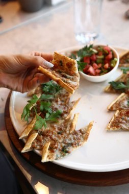 Geleneksel Türkçe fırında pide. Türk pizzası, Orta Doğu aperatifleri. Türk mutfağı. Et ile doldurulmuş çam