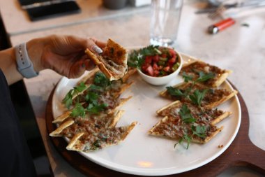 Geleneksel Türkçe fırında pide. Türk pizzası, Orta Doğu aperatifleri. Türk mutfağı. Et ile doldurulmuş çam