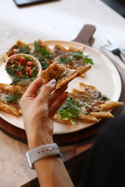 Geleneksel Türkçe fırında pide. Türk pizzası, Orta Doğu aperatifleri. Türk mutfağı. Et ile doldurulmuş çam