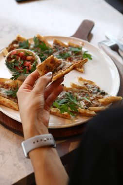 Geleneksel Türkçe fırında pide. Türk pizzası, Orta Doğu aperatifleri. Türk mutfağı. Et ile doldurulmuş çam