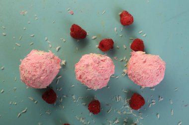 Koyu çikolata parçaları ile tanımlama