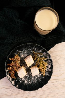 Koyu çikolata parçaları ile tanımlama