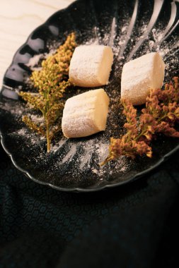 Koyu çikolata parçaları ile tanımlama