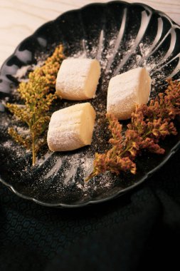 Koyu çikolata parçaları ile tanımlama