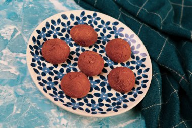 Koyu çikolata parçaları ile tanımlama