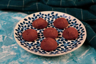 Koyu çikolata parçaları ile tanımlama