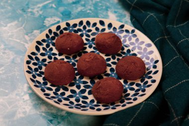 Koyu çikolata parçaları ile tanımlama