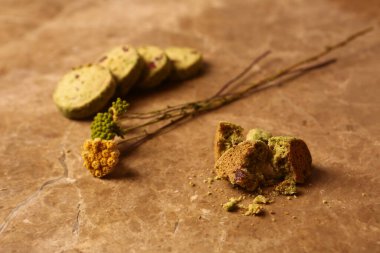 Koyu çikolata parçaları ile tanımlama