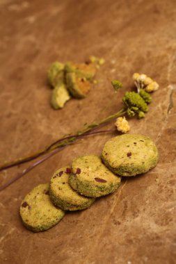 Koyu çikolata parçaları ile tanımlama