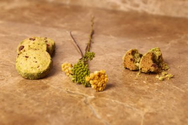 Koyu çikolata parçaları ile tanımlama