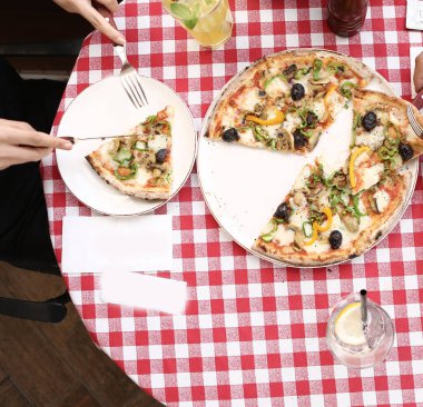 Lezzetli karışık İtalyan pizzası.
